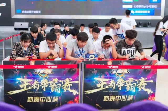开玩笑的！ GALA Comet EZ 疯狂击杀蝙蝠 JIEJIE ，用致命的剪刀脚 Invictus Gaming 扫除 FunPlus Phoenix 。