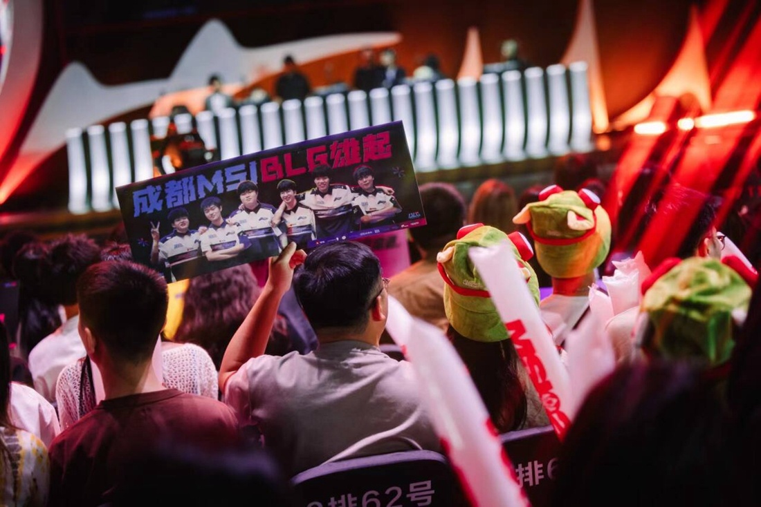 CSGO G2选手m0NESY比赛中卡bug又被喷