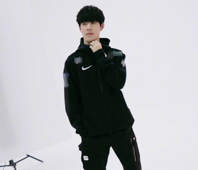 塞特在954天后首次登场于中路，并被中单选手 Oh My God 选中。